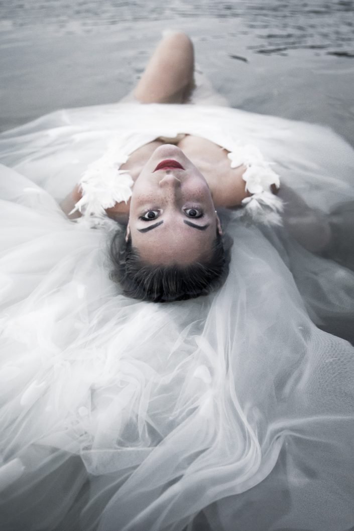 Fotografía de bodas, detalle de novia con vestido dentro del agua