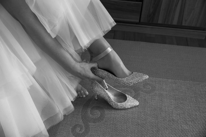 Detalle de novia poniendose los zapatos, preparativos
