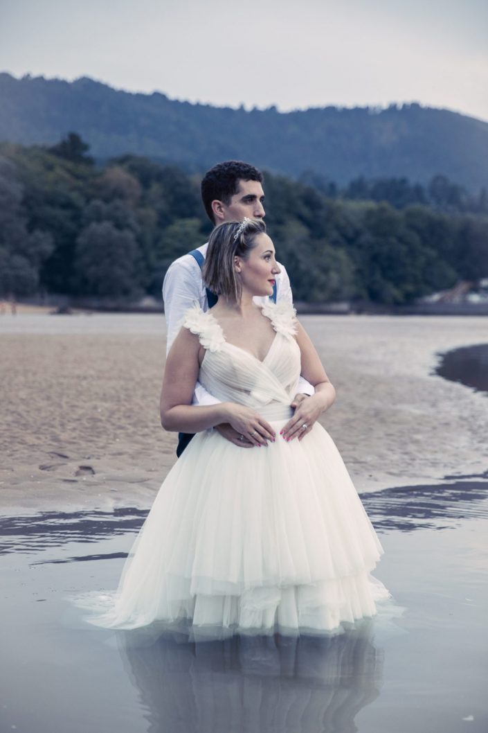 Pareja de novios con sus trajes dentro del agua