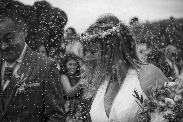 Pareja de novios recién casados con confeti