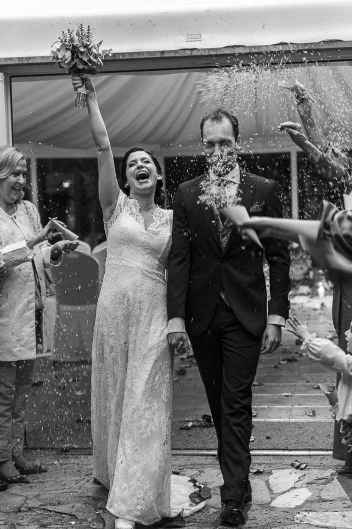 Pareja de novios con ramo y confeti