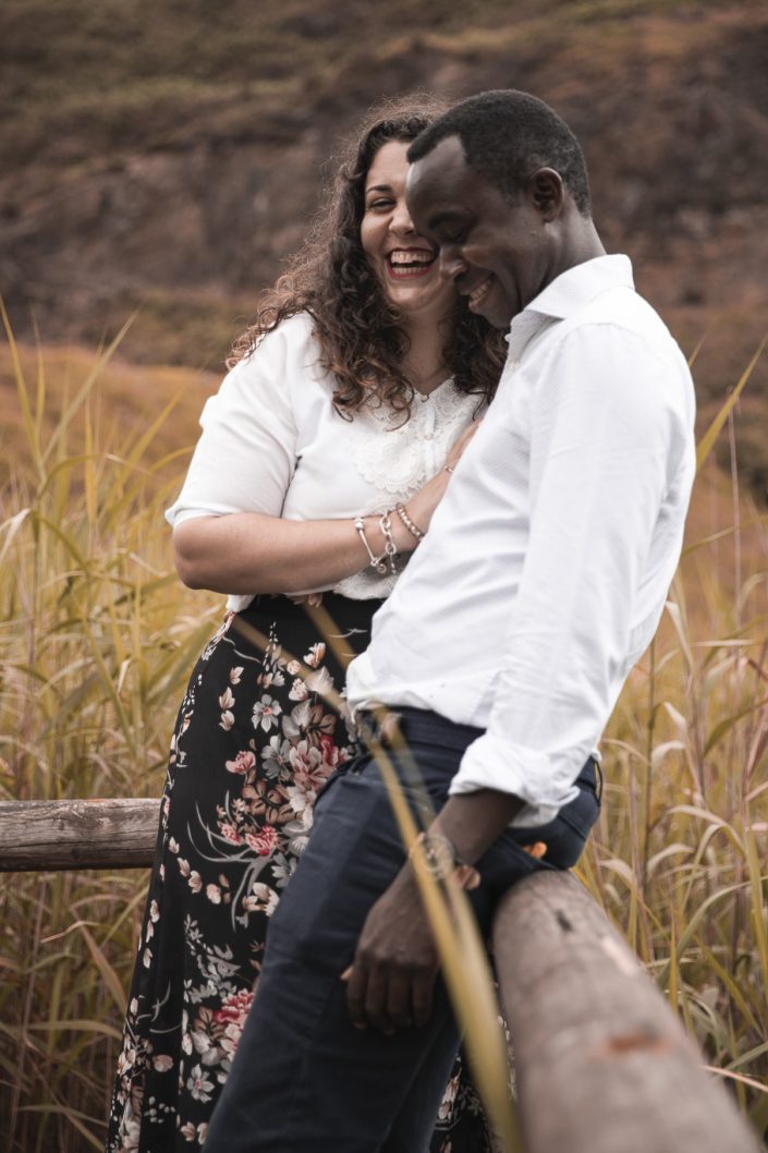 Pareja de novios sonriendo