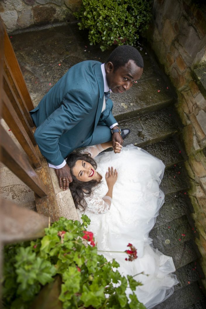 Novios con sus trajes en una escalera